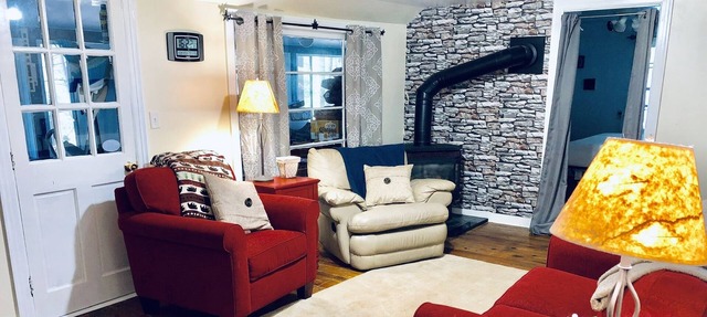 WATERVILLE-conv located, cottage in the woods-close Rail Trail, PINE CREEK in Waterville