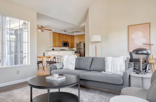Elegant Foster City 2BR w/Gym, 2 Pools & W/D, near VISA, by Blueground in Foster City