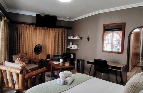 Greater Johannesburg Metropolitan Area House | Room-indulgent Escape, Jet Bath, Stunnin