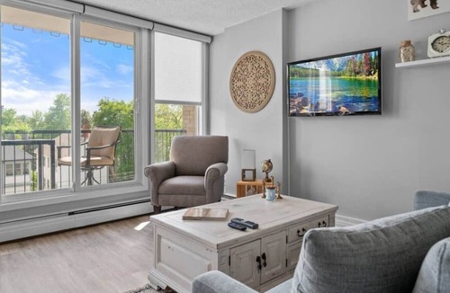 Southwest Calgary Apartment | Nearby Saddledome | AC | Parking Central DT Condo