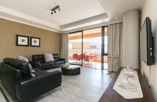 Sandown Apartment | Raphael Penthouse | Square and Mall and Pool Access