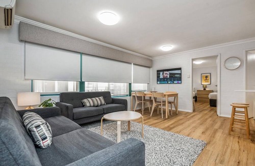 Subiaco Apartment | Pool, BBQ & spa (in season) - free parking and wifi - 3 bedroom 2 bathrooms