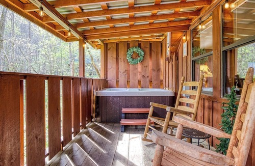 Townsend Cabin | Hot Tub - Gas Fireplace - King Bed - Secluded- Community Pool - Cozy
