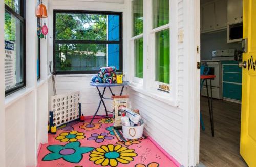 Davis House | The Bluebird Cottage Style Cabin with Hot Tub near Turner Falls and Casinos