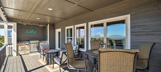 Luxe Canyon Lake Home w/Gorgeous Lake Views! in Canyon Lake