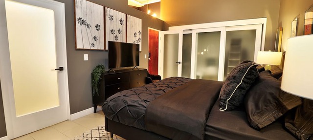 Live Like a Legend In DTLA + 360° Pool + Parking in Los Angeles