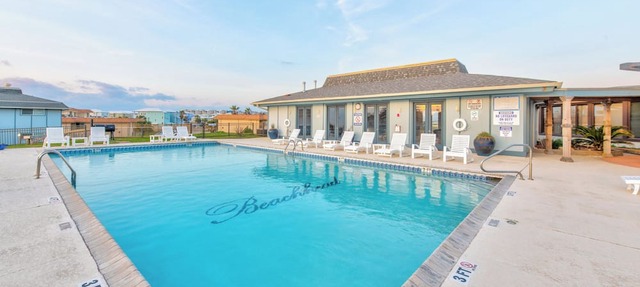 Great views, swimming pool, boardwalk to the beach, picnic tables, play area, co in Port Aransas