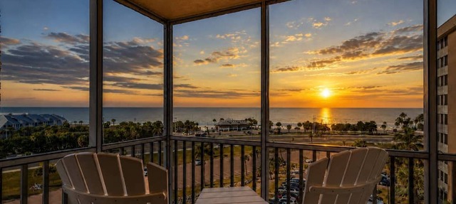 Beautiful Gulf View Studio Steps to Bonita Beach | Stunning Sunsets & Heated Pools | Free Parking in Bonita Springs