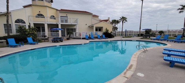 RECENTLY REMODELED "The Surf Shack" 1st Floor, Overlooks Pond, Close to Beach in Corpus Christi