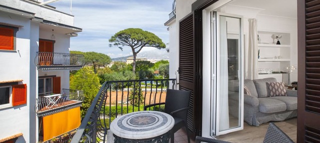 AMORE RENTALS - Carmela Apartment with Shared Pool and Air Conditioning in Sorrento