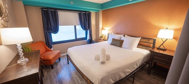 Stay Together Suites - Group Condominium, Sleeps 16, Center Strip - Jockey Club in Las Vegas