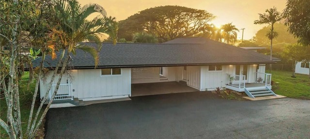 Spacious 4-bedroom home with AC located minutes from Hale’iwa town and Waimea in Haleiwa