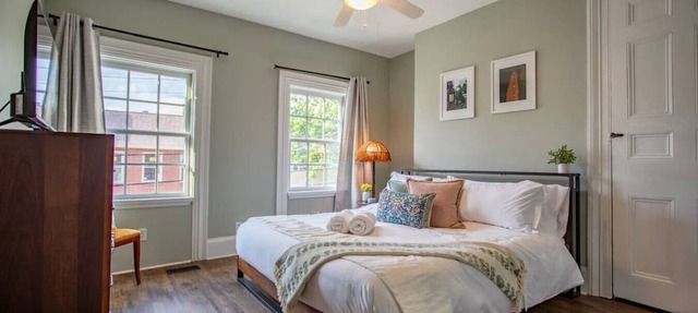 HostWise Stays - Southside Gem – Patio, Smart TVs, Walk Everywhere in Pittsburgh