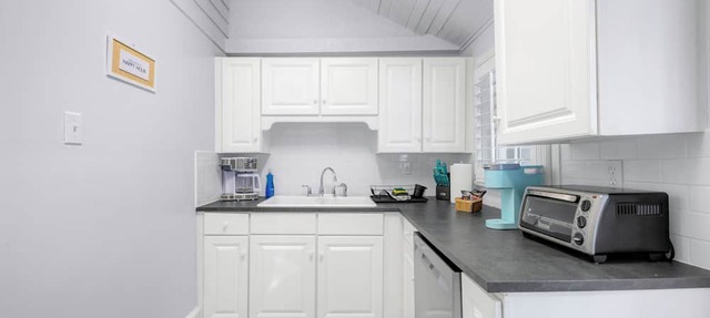 1432- Lovers Lane, Cozy Single Level, Pet Friendly, 1 Mile to Downtown & Arenas in Jacksonville