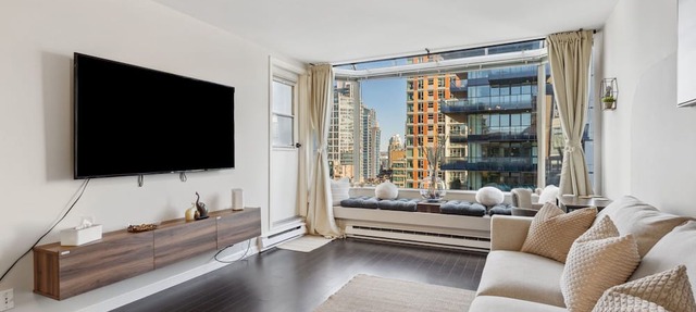 DT Penthouse| Free Parking| Balcony| 9min to Beach in Vancouver