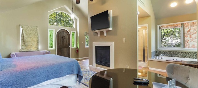 Cedar Manor Treehouse with Jacuzzi in Eureka Springs