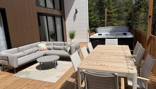 Luxury 4BR Chalet Hot Tub & Sauna Sleeps 12 in Valcartier Station
