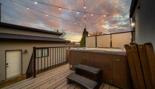 Modern Retreat - Hot Tub - KingBed - AC - Fireplace - Garage in Edmonton