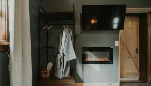 Creekside Cabin: Sauna | Hot Tub | Fire Pit | Romantic | Peaceful | Cozy in Delta