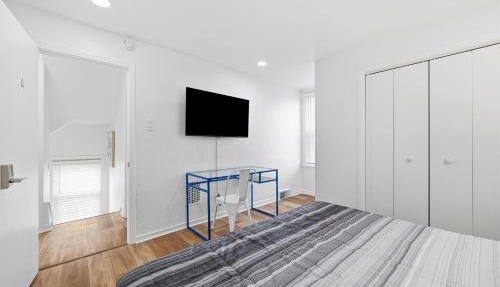 Dormont, Pittsburgh !A Spacious and Modern Private Bedroom with Shared Bathroom in Pittsburgh